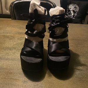 Black satin platform shoe with satin laces